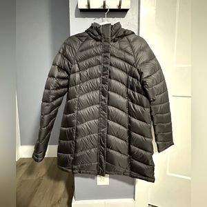 Women’s North Face mid length 600 puffer. Size M